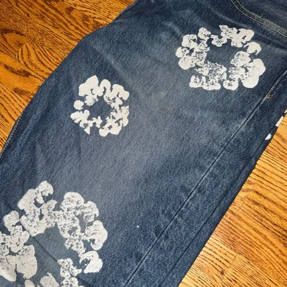 Levi's Dark Blue Denim tears “dark wash” - Picture 6 of 6
